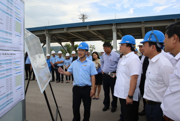 Phó Thủ tướng Hoàng Trung Hải nghe báo cáo về dự án Cảng tổng hợp quốc tế gang thép Nghi Sơn.
